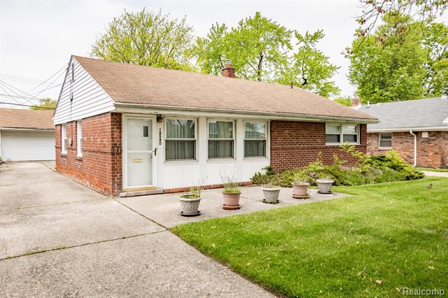 front view picture of 18580 Hinton, Riverview, MI. 48193