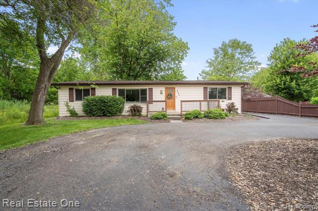 front view picture of 20558 Meridian, Grosse Ile, MI. 48138