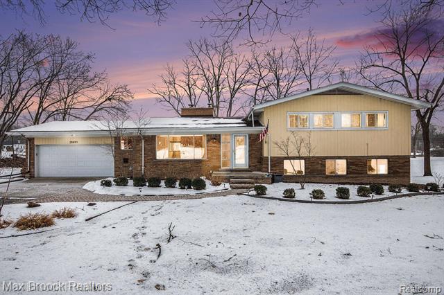 front view picture of 20405 Thorofare, Grosse Ile, MI. 48138