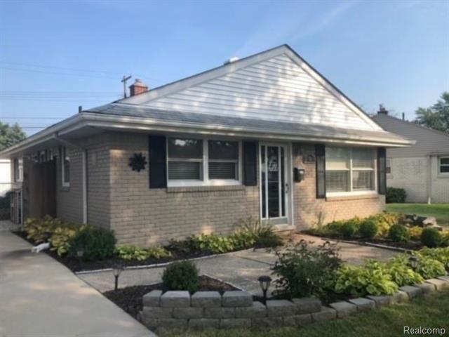 front view picture of 18305 Hinton, Riverview, MI. 48193