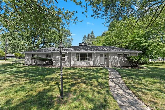 front view picture of 24650 Lathrup Blvd, Southfield, MI. 48075