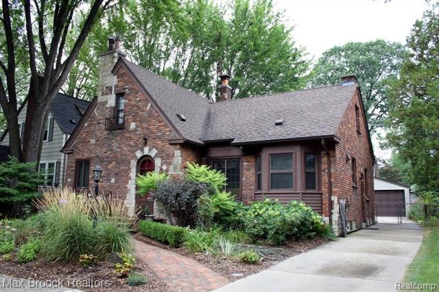 front view picture of 33 Sylvan Ave, Pleasant Ridge, MI. 48069