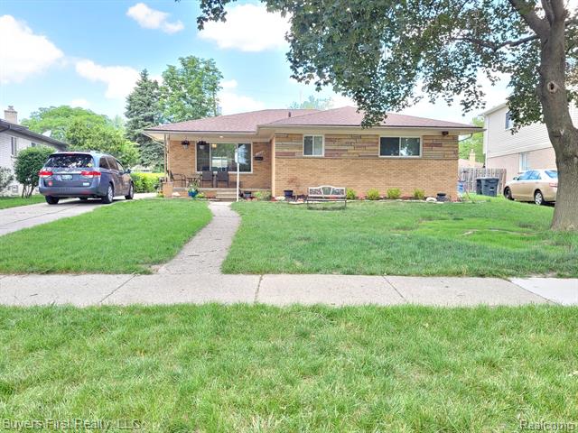 front view picture of 15640 Arbor Pl, Southfield, MI. 48075