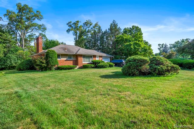 front view picture of 18527 George Washington Dr, Southfield, MI. 48075