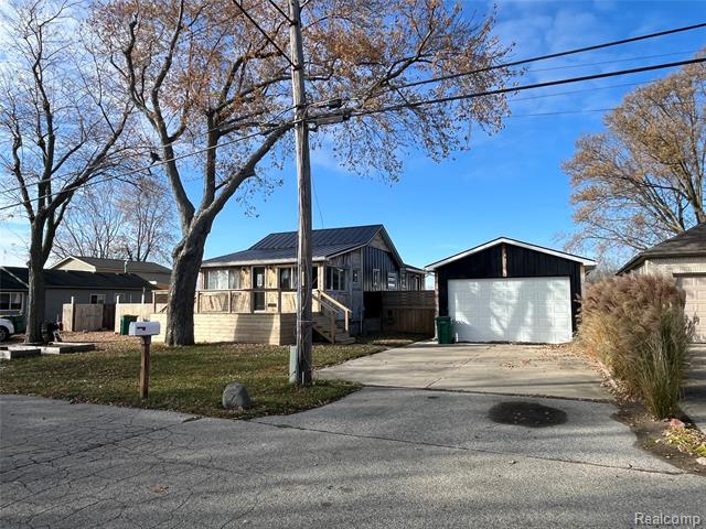 front view picture of 35754 Erie Dr, Rockwood, MI. 48173