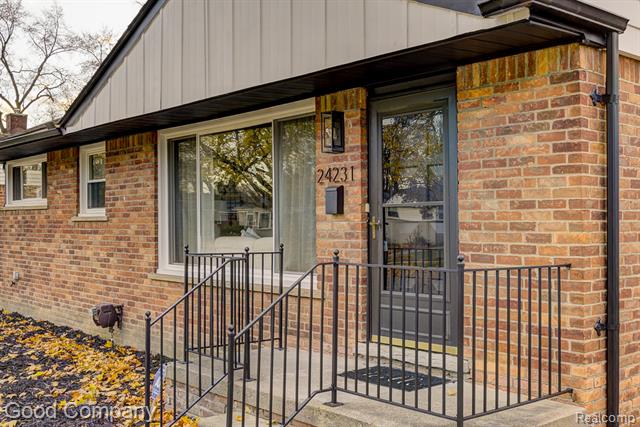 front view picture of 24231 Ridgedale St, Oak Park, MI. 48237