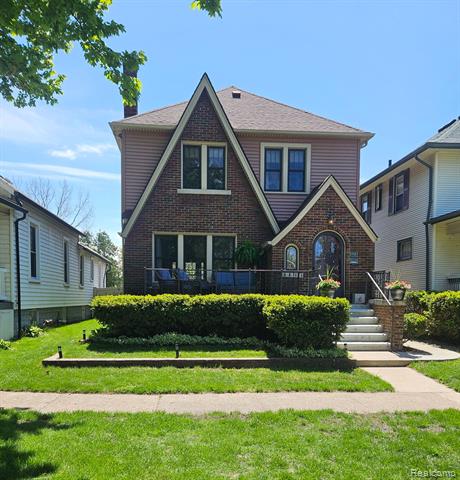 front view picture of 423 Maple, Wyandotte, MI. 48192