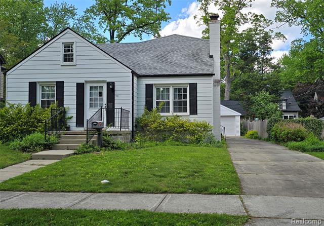 front view picture of 23 Fairwood Blvd, Pleasant Ridge, MI. 48069