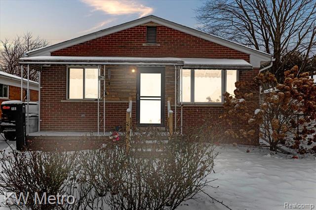 front view picture of 688 E Annabelle Ave, Hazel Park, MI. 48030