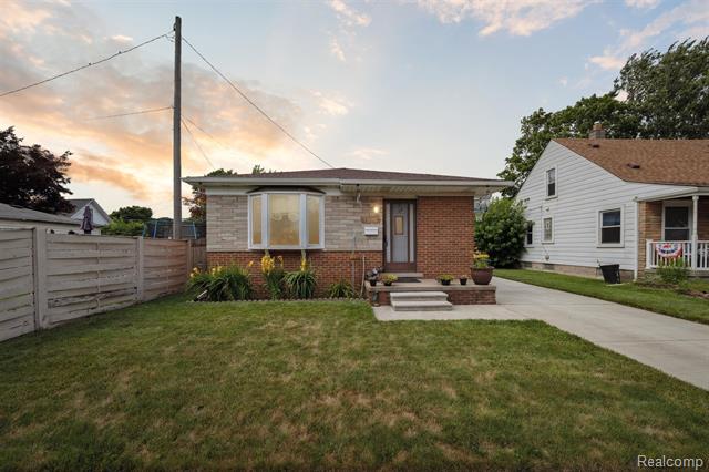 front view picture of 1092 Poplar, Wyandotte, MI. 48192