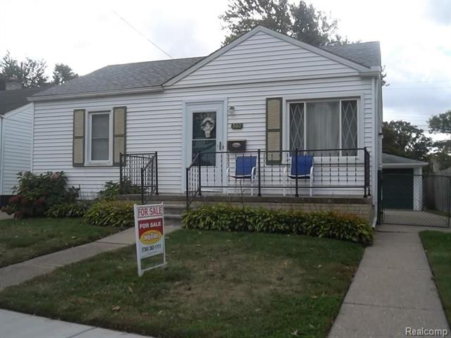 front view picture of 560 E Annabelle Ave, Hazel Park, MI. 48030