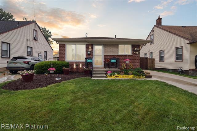 front view picture of 13471 Longtin, Southgate, MI. 48195