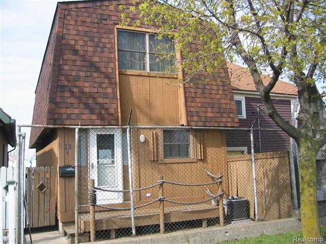 front view picture of 19 Walnut, Wyandotte, MI. 48192