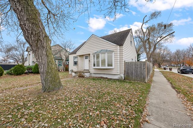 front view picture of 14593 Superior, Southgate, MI. 48195