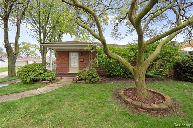 front view picture of 13380 Edison, Southgate, MI. 48195
