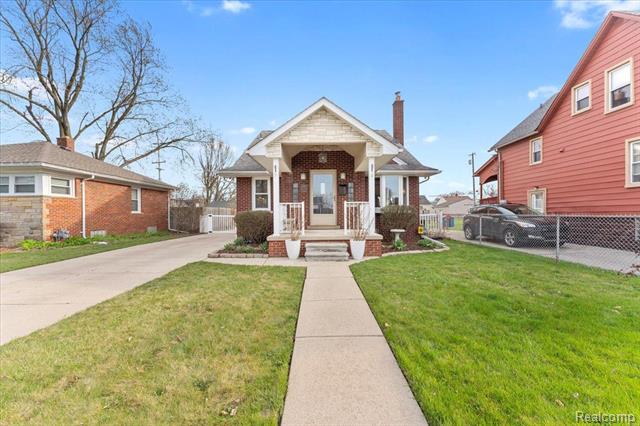 front view picture of 1041 Cedar, Wyandotte, MI. 48192