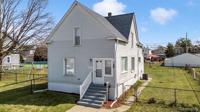 front view picture of 1757 4Th, Wyandotte, MI. 48192