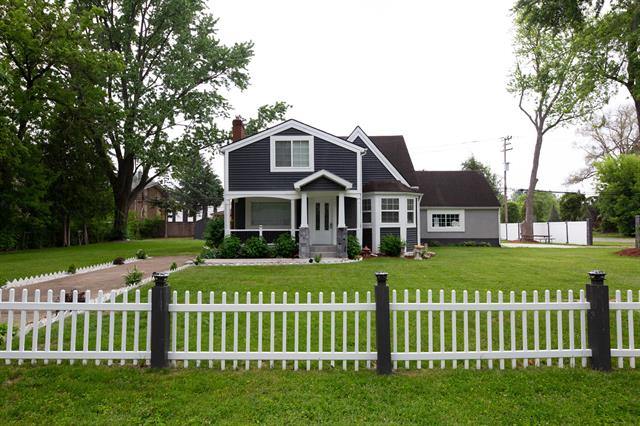 front view picture of 19171 Hilton Dr, Southfield, MI. 48075