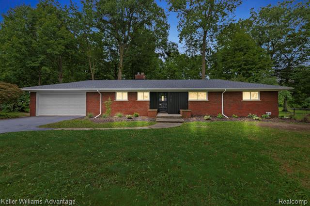 front view picture of 31651 Staman Cir, Farmington, MI. 48336