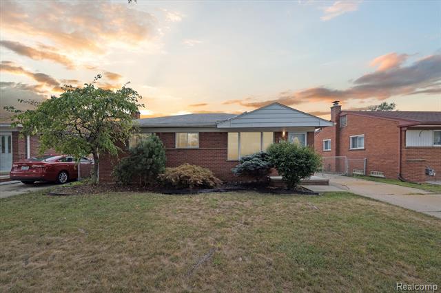 front view picture of 721 Cloverlawn, Lincoln Park, MI. 48146