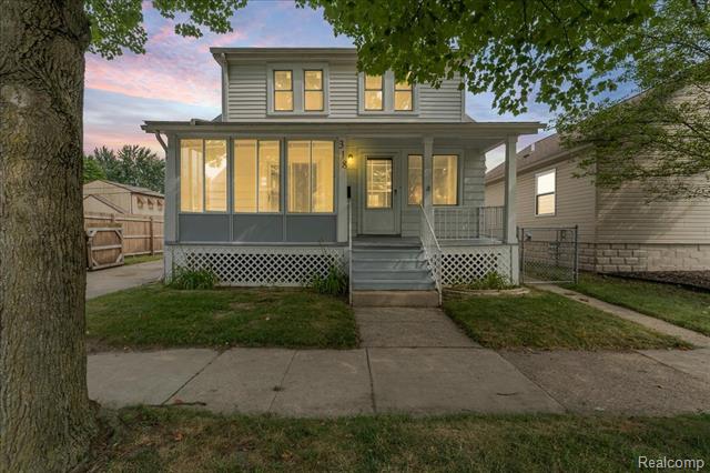 front view picture of 318 Clinton, Wyandotte, MI. 48192