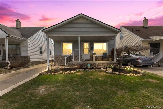 front view picture of 2325 Detroit, Lincoln Park, MI. 48146