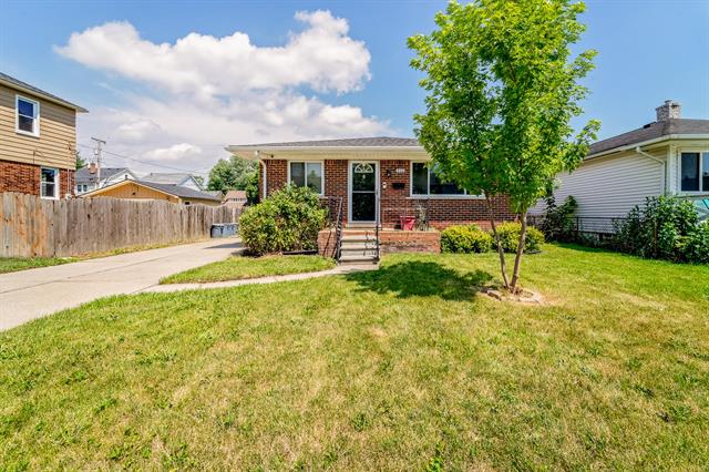 front view picture of 320 Highland, Wyandotte, MI. 48192