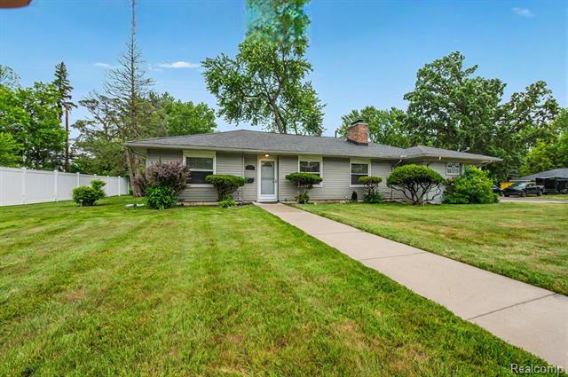 front view picture of 24710 Lathrup Blvd, Southfield, MI. 48075