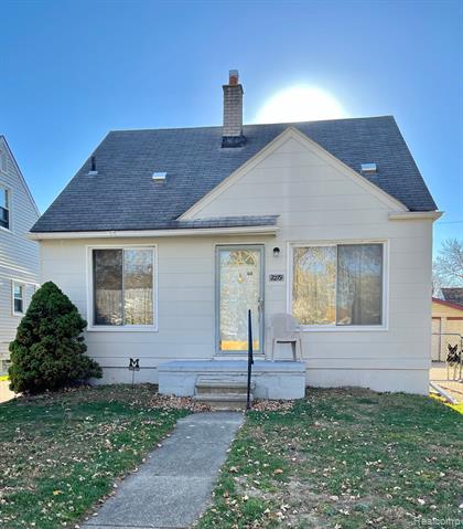 front view picture of 2279 Detroit, Lincoln Park, MI. 48146