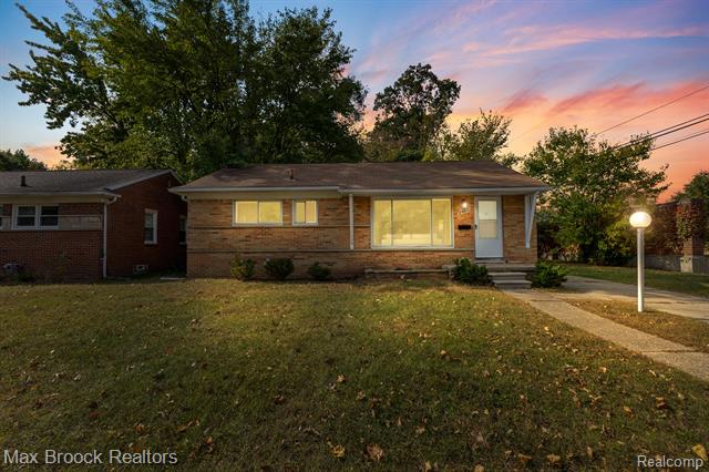 front view picture of 24811 Sherman St, Oak Park, MI. 48237