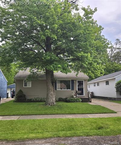 front view picture of 8225 Oak, Taylor, MI. 48180