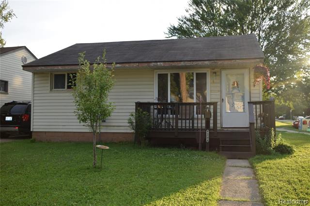 front view picture of 8208 Oak, Taylor, MI. 48180