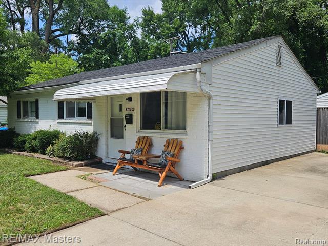 front view picture of 25034 Charles Ct, Taylor, MI. 48180
