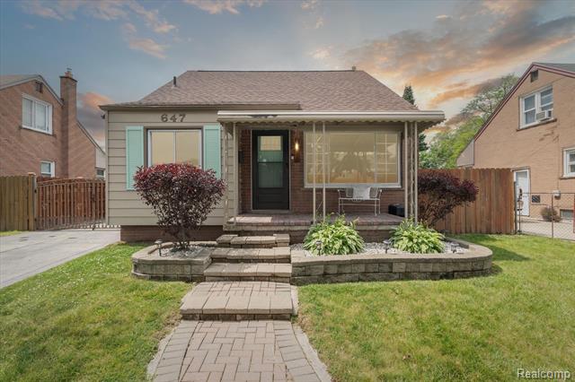 front view picture of 647 Farnham, Lincoln Park, MI. 48146