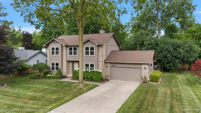 front view picture of 25426 Lindenwood Ln, Southfield, MI. 48033