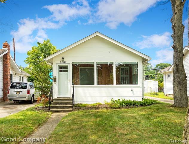 front view picture of 3239 Mcdowell St, Ferndale, MI. 48220