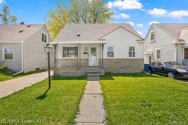 front view picture of 1587 Mclain, Lincoln Park, MI. 48146