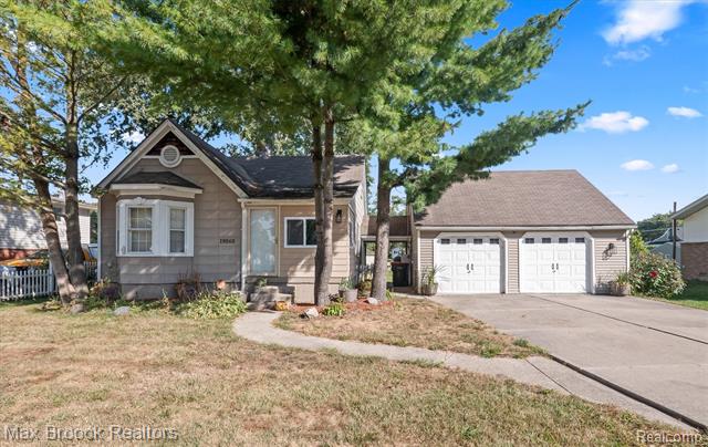 front view picture of 19040 Jeanette St, Southfield, MI. 48075