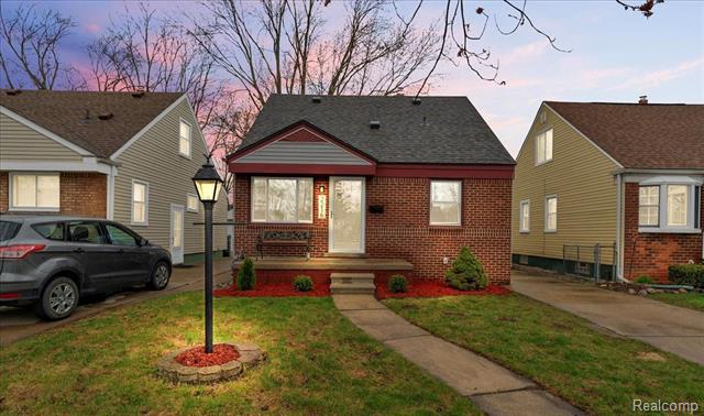 front view picture of 2216 Regina, Lincoln Park, MI. 48146