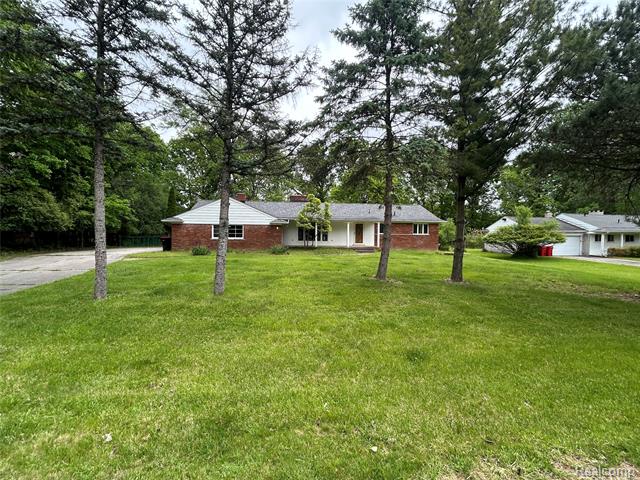 front view picture of 25426 Edgemont Dr, Southfield, MI. 48033
