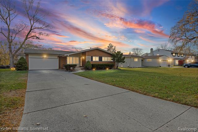 front view picture of 25425 Catalina St, Southfield, MI. 48075