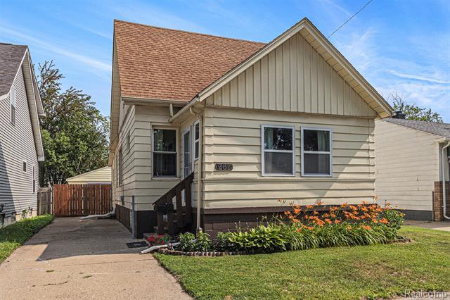 front view picture of 967 E Coy Ave, Hazel Park, MI. 48030