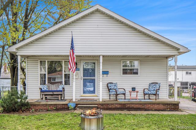 front view picture of 15937 Meyer, Allen Park, MI. 48101