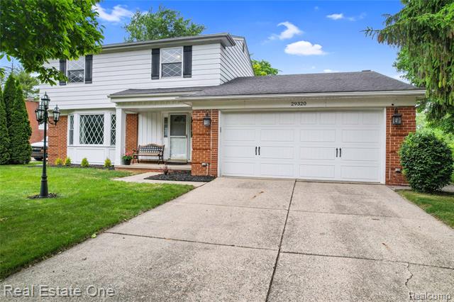 front view picture of 29320 Geraldine Ct, Farmington, MI. 48336