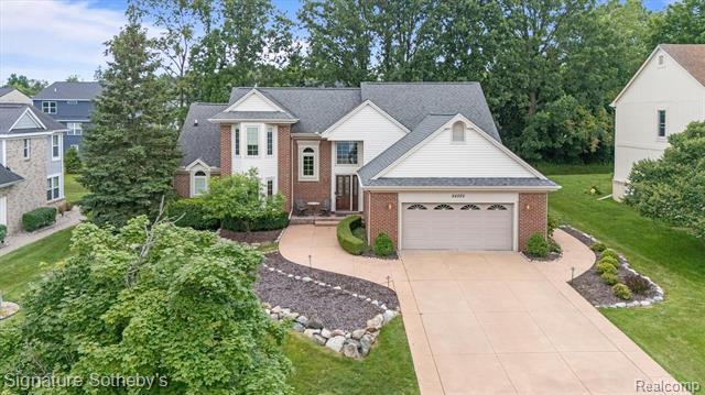 front view picture of 24525 Ridgeview Dr, Farmington, MI. 48336