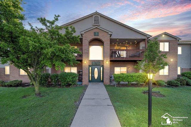front view picture of 15795 Lakeside Dr, Southgate, MI. 48195