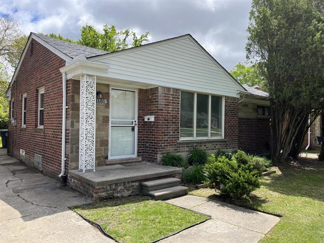 front view picture of 24680 Kenosha Ave, Oak Park, MI. 48237