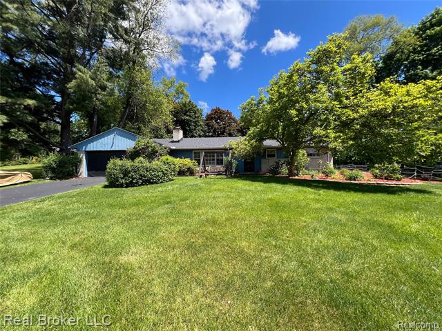 front view picture of 33200 Raphael Rd, Farmington, MI. 48336