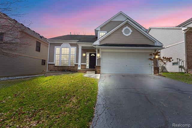 front view picture of 34709 Pickford Dr, Farmington, MI. 48335
