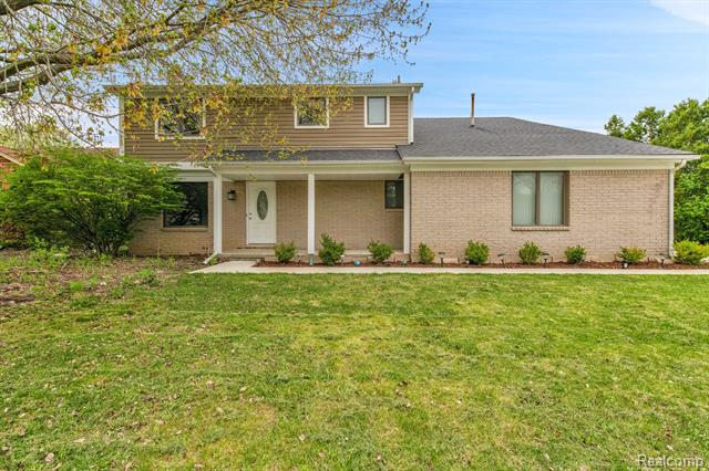 front view picture of 24532 El Marco Dr, Farmington, MI. 48336